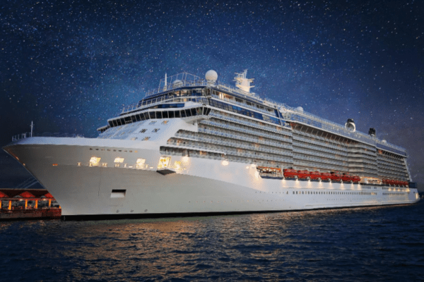 Gran crucero atracado en un puerto egipcio al anochecer