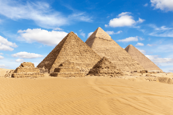 Las pirámides de Guiza sobre la arena del desierto