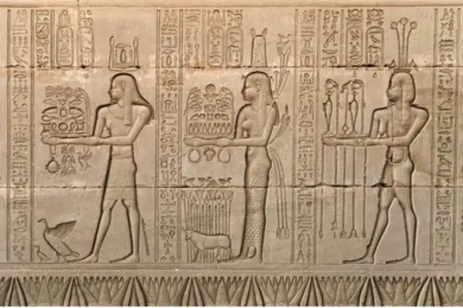 Ancient Egyptian hieroglyphs, start reading forward to the head of the live creature - What is Hieroglyphics? Ancient Egyptian Writing Explained - Egypt Tours Group
