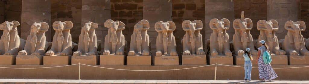 Avenida de las esfinges con cabeza de carnero en el templo de Karnak, Luxor