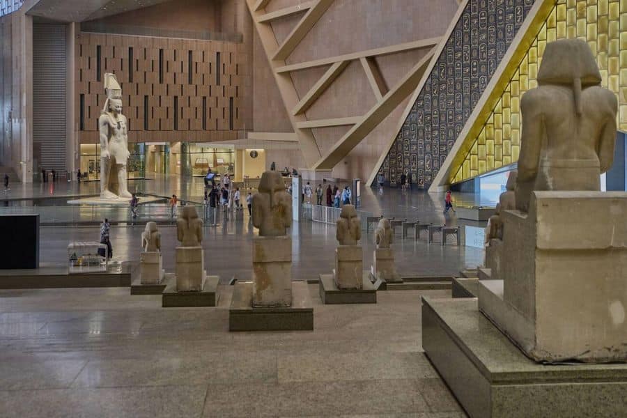 El Gran Atrio del Gran Museo Egipcio - Egypt Tours Group (ES)