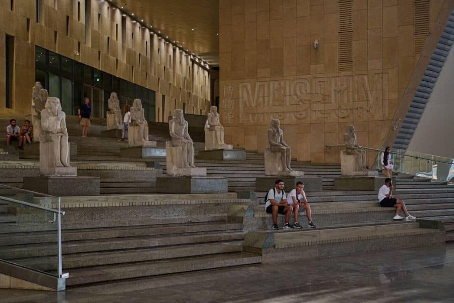 La Gran Escalera del Gran Museo Egipcio - Egypt Tours Group (ES)