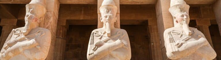 Estatuas osiríacas de Hatshepsut en su templo de Deir el-Bahari